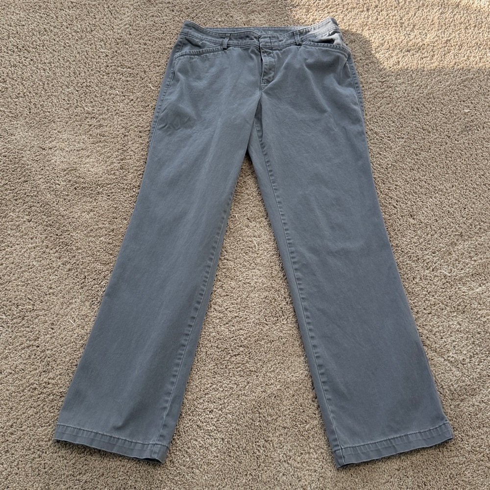 Dockers Women’s Gray Pants. SZ6. A timeless classic.